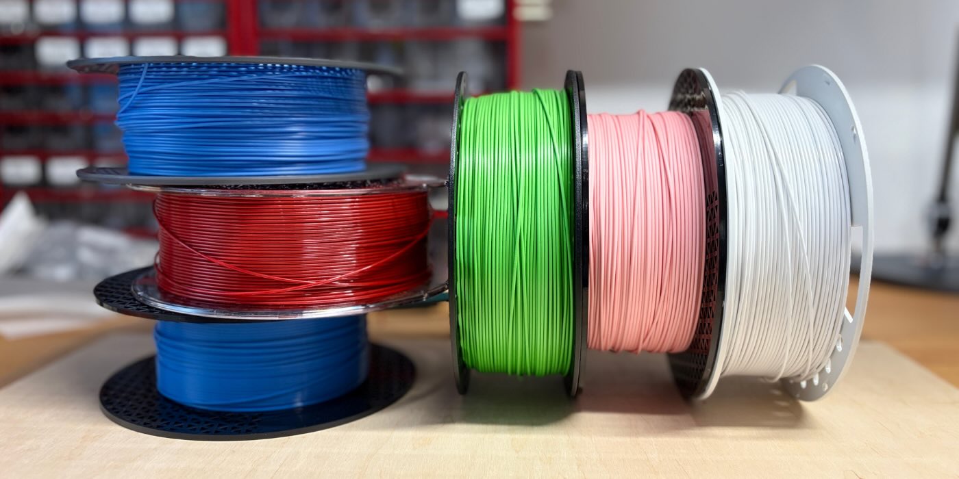 Cívky filamentu a vzorky materiálů pro 3D tisk